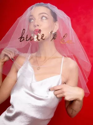 Závoj - BRIDE TO BE - biely s ružovo zlatým nápisom, dĺžka 63 cm